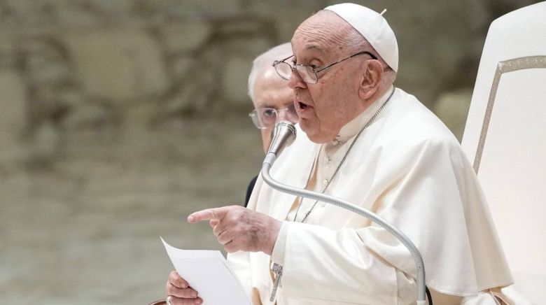 Nuevo parte médico del papa Francisco: ya no está en estado crítico, pero seguirá internado