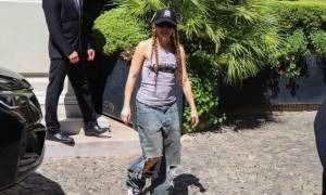 Shakira en Argentina: saludó a sus fans en la puerta del hotel, a pesar de la ola de calor