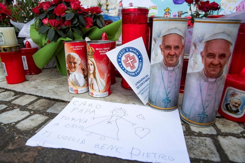 El papa Francisco se mantiene estable y dejó su habitación por 20 minutos para ir a la capilla del hospital