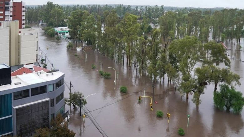 Axel Kicillof viaja a Bahía Blanca por el trágico temporal: hay seis muertos y más de mil evacuados