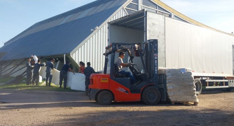 Llegaron a Bahía Blanca los camiones que la Provincia envió con colchones, agua y alimentos