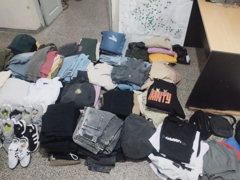 Detuvieron a un hombre y una mujer por robar 100 pantalones, buzos y zapatillas