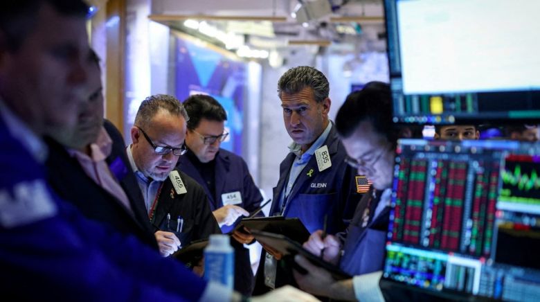Tras la suba por el anuncio de Caputo sobre el FMI, caen las acciones argentinas y el dólar se vende a $1300