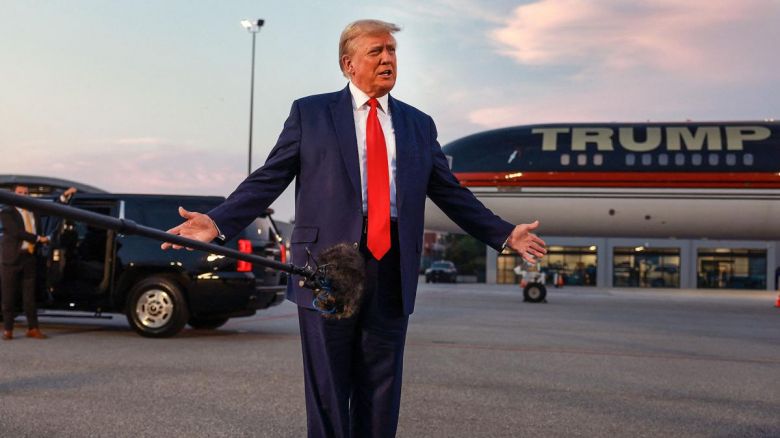 Trump dice estar "muy enojado" con Putin y advierte "bombardeos" a Irán si no hay acuerdo nuclear