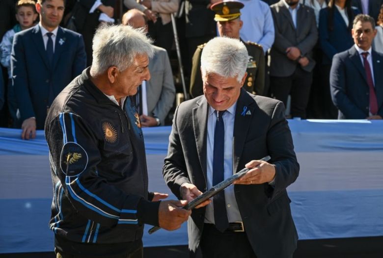 Orgullo y patriotismo: el Gobernador participó del emotivo desfile por el 2 de Abril