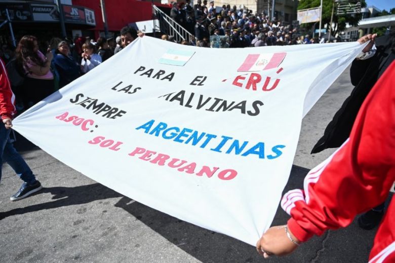 Orgullo y patriotismo: el Gobernador participó del emotivo desfile por el 2 de Abril