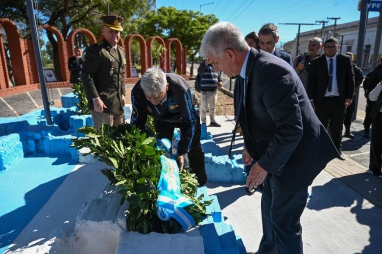 Orgullo y patriotismo: el Gobernador participó del emotivo desfile por el 2 de Abril