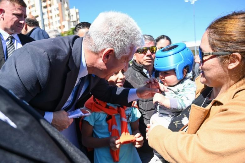 Orgullo y patriotismo: el Gobernador participó del emotivo desfile por el 2 de Abril