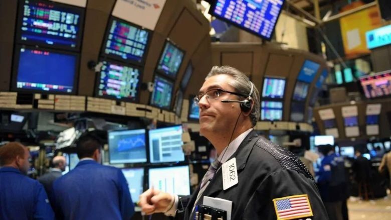 Se desploman los mercados por los aranceles: Las acciones argentinas caen hasta 6% en Wall Street y el riesgo país se acerca a los 900 puntos