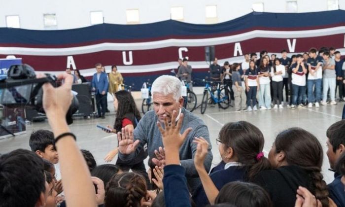 Con una ronda por tres colegios, el gobernador completó la entrega de 1249 TuBi a alumnos