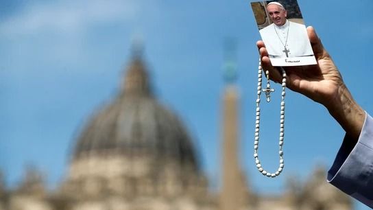 Un vecino de Achiras es testigo de la concentración de personas y de la incertidumbre en el Vaticano