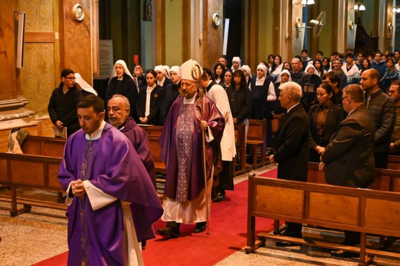 El Gobernador participó de una misa en la Iglesia Catedral