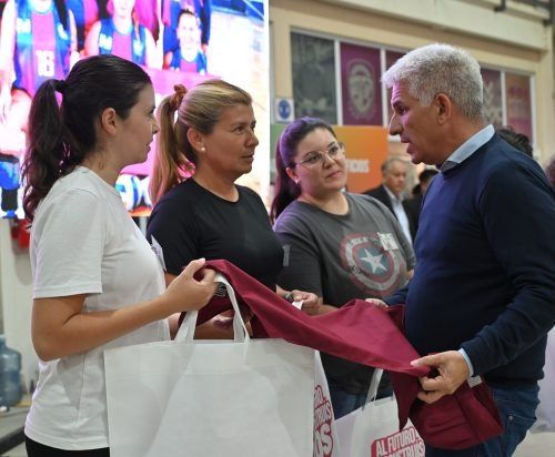 Alrededor de 860 alumnos de la UPrO recibieron indumentaria para hacer sus prácticas