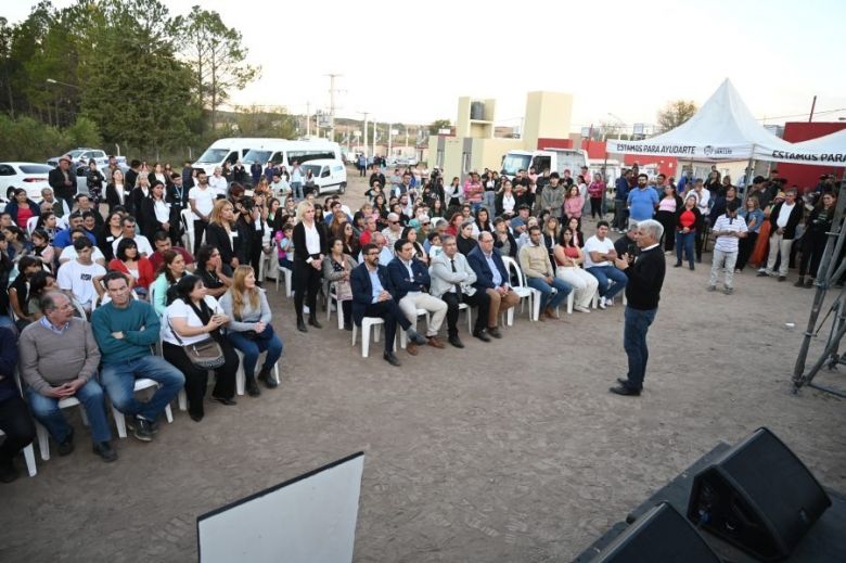 Compromiso cumplido: Poggi entregó casas a familias de El Trapiche