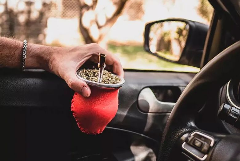 Córdoba negó que aplique multas por consumo de mate al volante