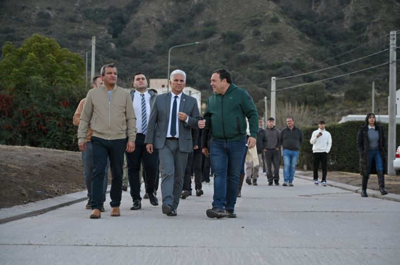 El Gobernador acompañó al intendente de Juana Koslay en la inauguración de una obra
