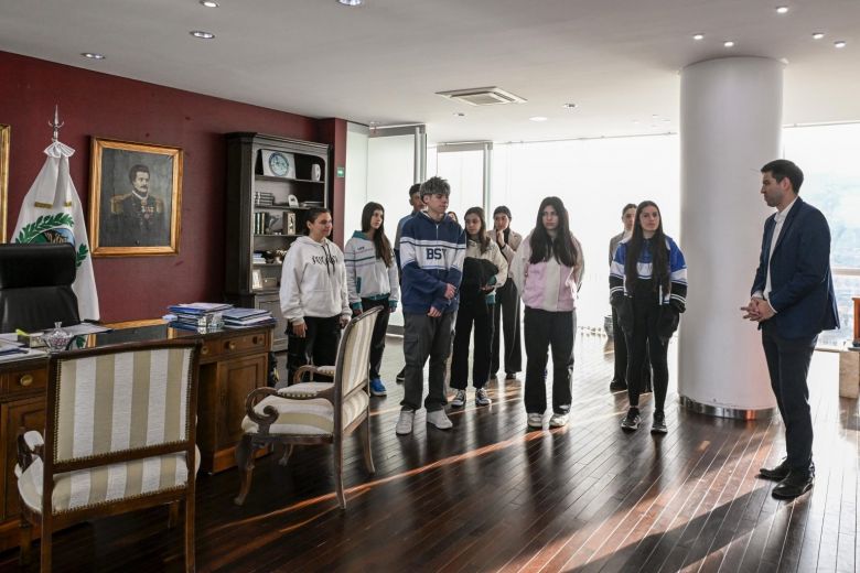 Reconocimiento al mérito: ocho estudiantes con los mejores promedios visitaron la Casa de Gobierno
