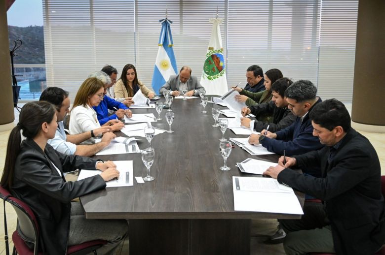 Diez municipios renovaron el convenio por una suma total de $968 millones para obras públicas