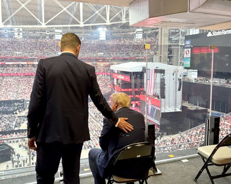 Trump en homenaje multitudinario a Charlie Kirk: fue uno de "los más grandes patriotas" de EE. UU.