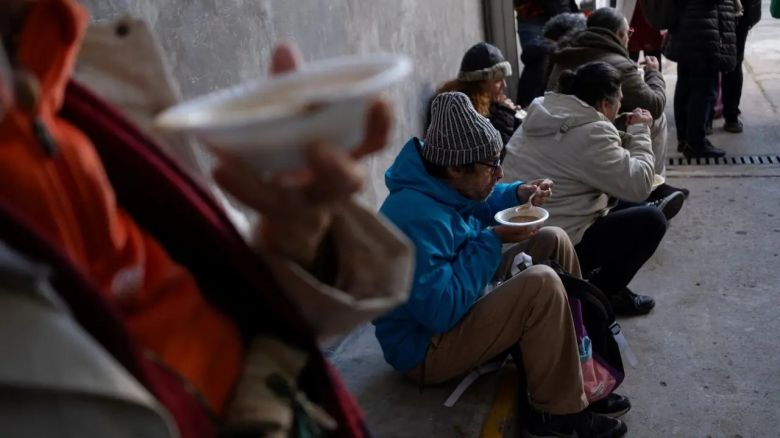 Según el Indec, la pobreza fue del 31,6% en el primer semestre de 2025 y registró una baja
