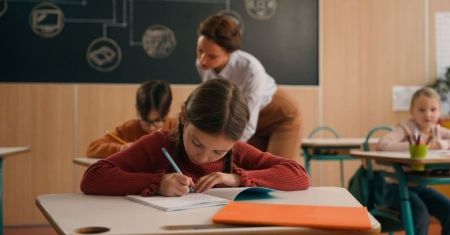 Educación: Sólo 10 de cada 100 estudiantes finalizan la secundaria en tiempo y forma