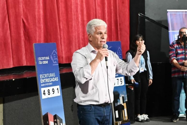 Más de 180 familias recibieron escrituras y certificados de protección de sus viviendas
