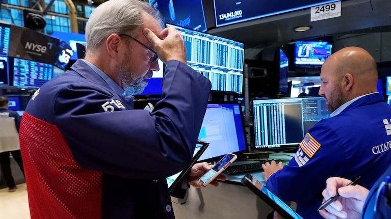 Caen los bonos y el riesgo país sigue encima de los 1000 puntos tras la última restricción al dólar del BCRA