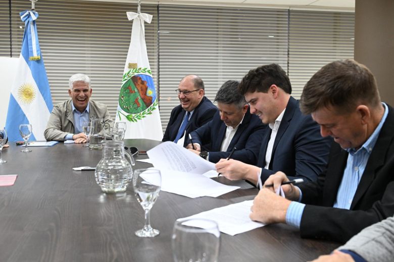La Provincia continúa firmando convenios para construir viviendas 