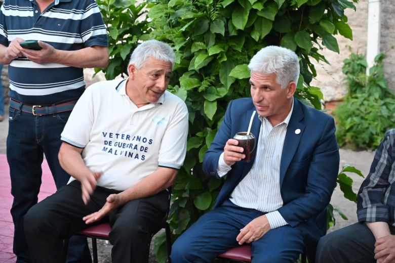 El Gobernador compartió una merienda con excombatientes del Centro ‘2 de Abril’