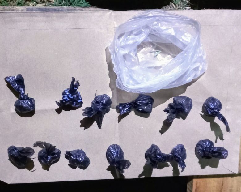 Hallan cocaína de más de un millón de pesos en el patio de una casa