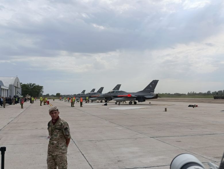 Todas las imágenes del acto oficial por los F-16