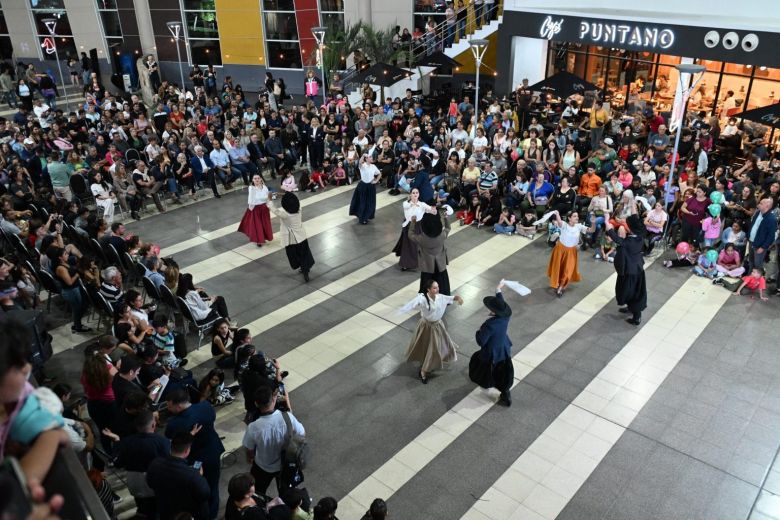 Con una gala única y el tradicional encendido del árbol navideño, la EDIRO celebró su 13 aniversario