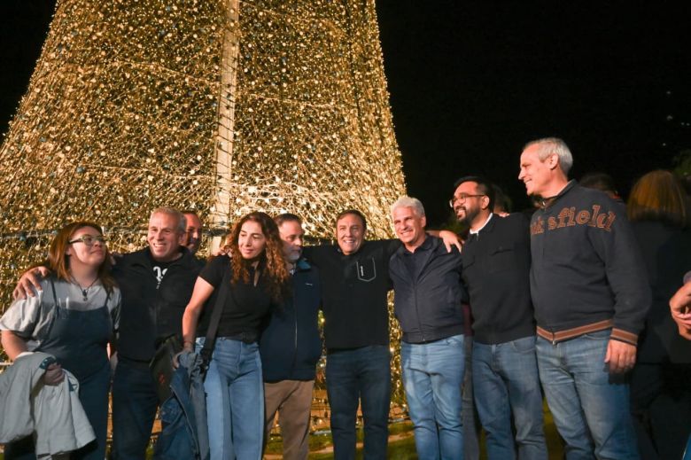 Con el acompañamiento del Gobernador, Juana Koslay encendió el ‘Árbol de tus Sueños’