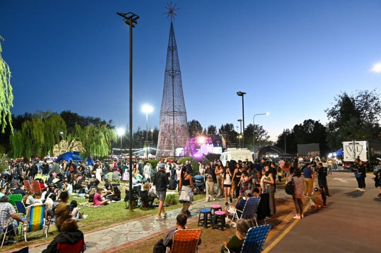Con el acompañamiento del Gobernador, Juana Koslay encendió el ‘Árbol de tus Sueños’