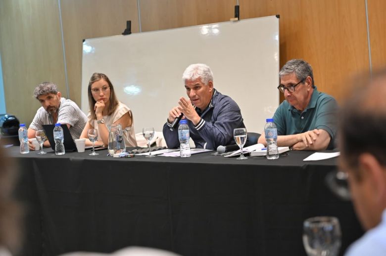 Poggi firm&oacute; el decreto para la compra de materiales de 400 viviendas de autoconstrucci&oacute;n asistida