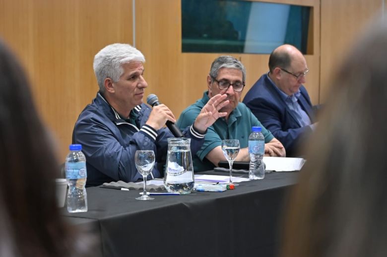 Poggi firm&oacute; el decreto para la compra de materiales de 400 viviendas de autoconstrucci&oacute;n asistida