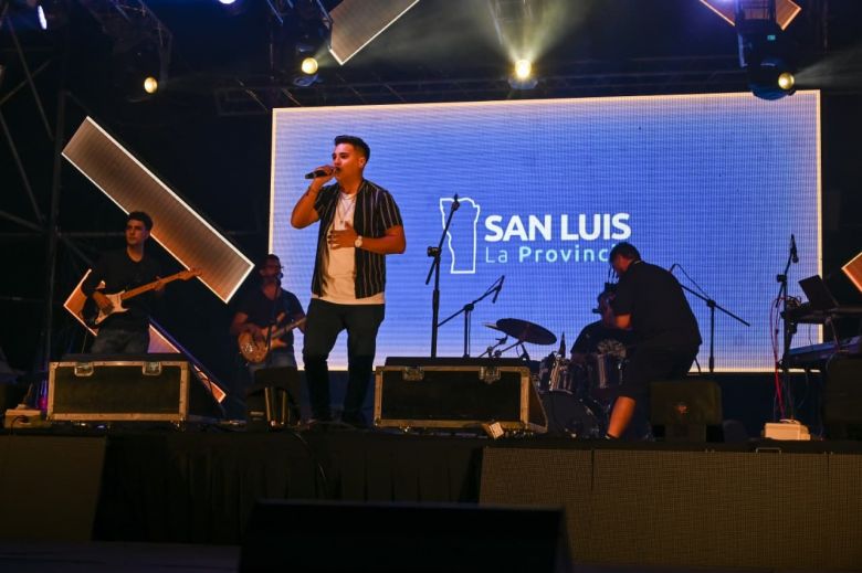 El vicegobernador Endeiza encabez&oacute; una noche con ritmo y color en el Festival de los Vientos