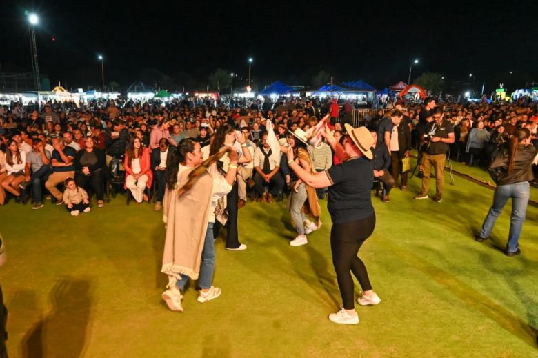 El vicegobernador Endeiza encabez&oacute; una noche con ritmo y color en el Festival de los Vientos