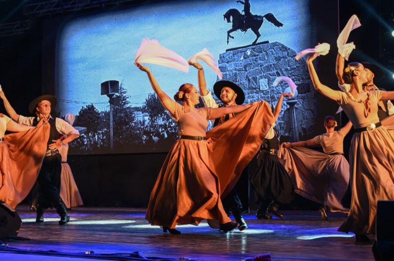 Poggi particip&oacute; de la apertura de la 37&ordf; Fiesta Nacional de la Calle Angosta