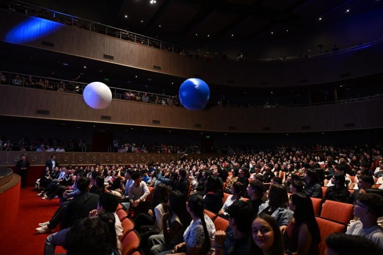 San Luis premia el m&eacute;rito: 371 estudiantes recibieron la beca de manos del Gobernador