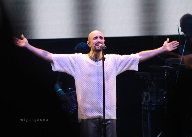 Abel Pintos cerr&oacute; una noche inolvidable en Calle Angosta