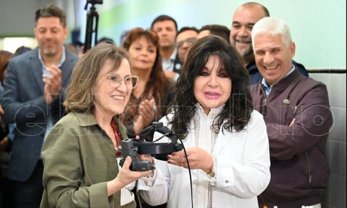 Poggi comenz&oacute; su agenda en Villa Mercedes con la entrega de equipamiento para el Policl&iacute;nico