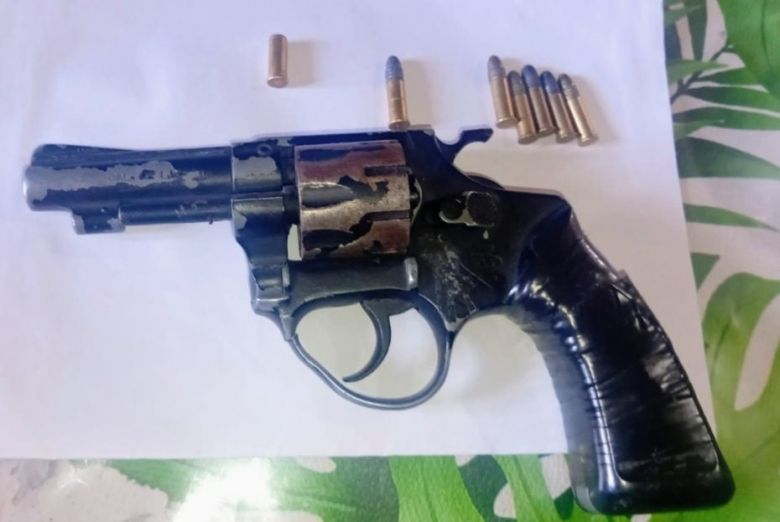 Huyeron de un allanamiento, se metieron a la casa vecina y amenazaron a una mujer con un rev&oacute;lver: hay cuatro demorados