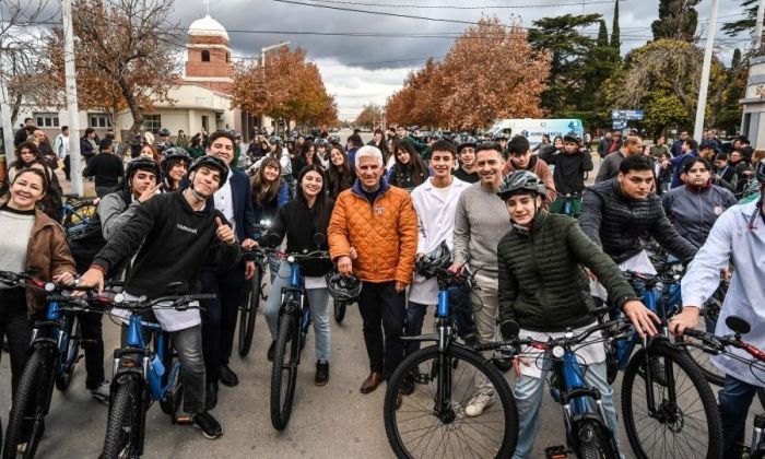 Estudiantes de Tilisarao rodaron sus TuBi por las calles del pueblo junto a Poggi