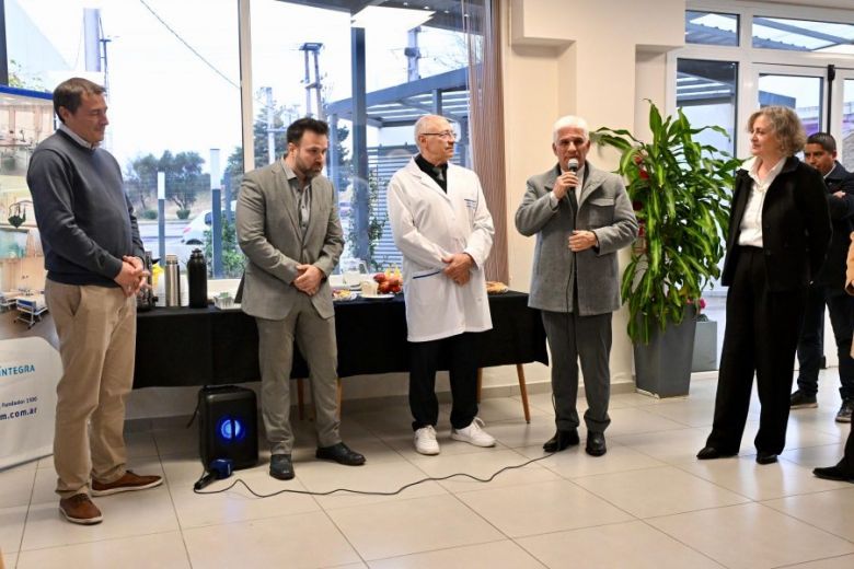 El Gobernador acompa&ntilde;&oacute; la presentaci&oacute;n del sistema de energ&iacute;a solar de la firma &Iacute;ntegra Servicios M&eacute;dicos