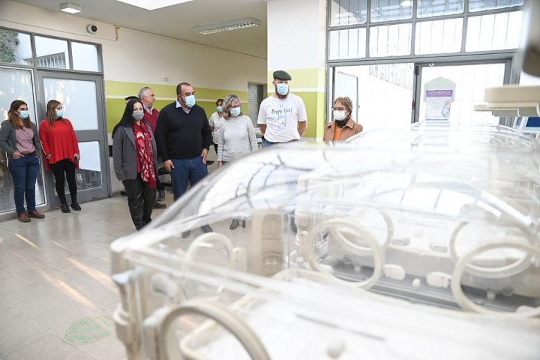 Entregaron 5 incubadoras al Policlínico Regional 