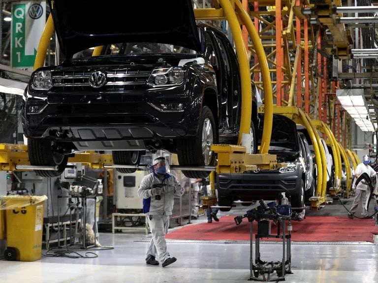 Conflicto en el sector de neumáticos: las automotrices locales están a punto de frenar la producción de pickups por falta de cubiertas