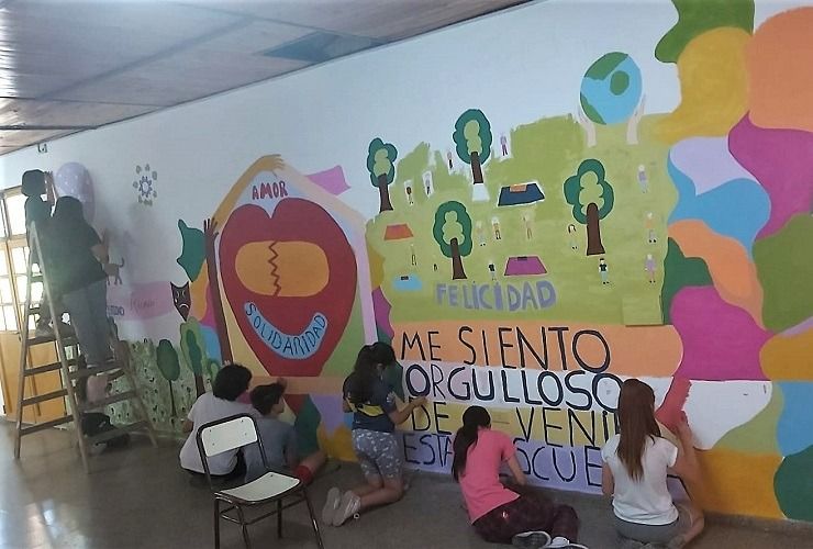 En plenas vacaciones, estudiantes de una escuela pintaron un mural referido a los valores