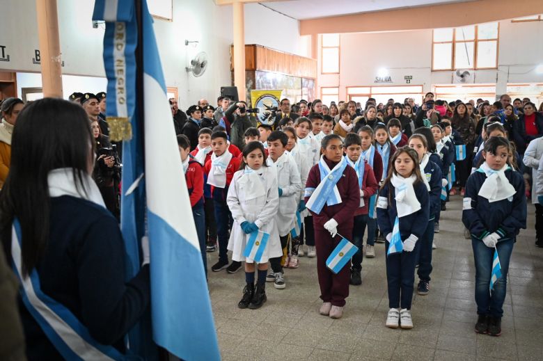 Estudiantes del interior provincial prometieron lealtad a la Bandera Argentina en Los Manantiales