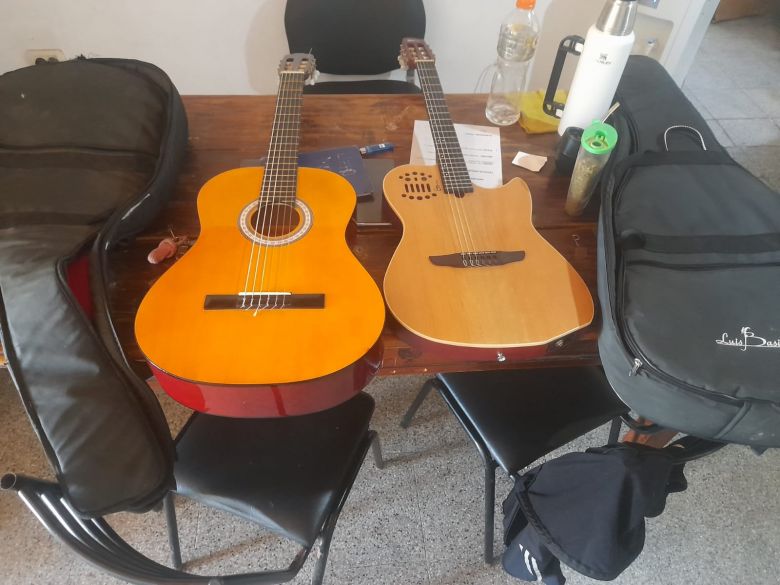 La policía recuperó las guitarras de uno de los integrante  de “El Trébol Mercedino” 